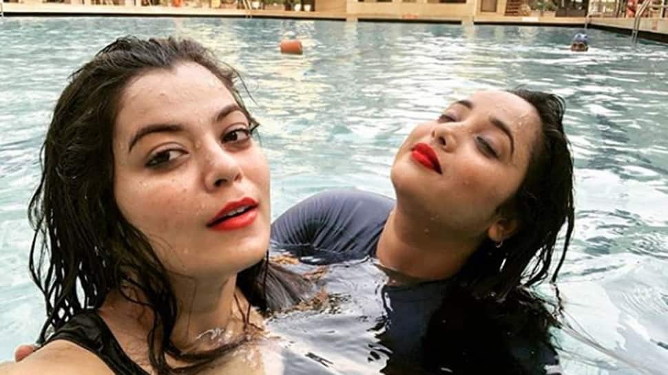 Rani Chatterjee grooves to &#039;Dilbar&#039; song and that too in a pool—Watch