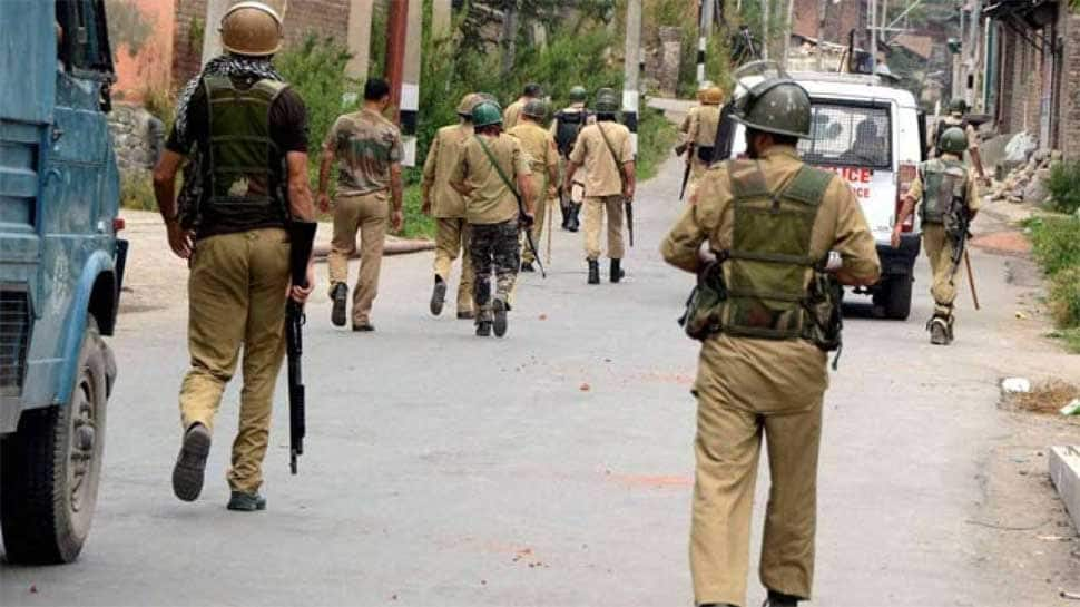 J&amp;K: Police officer, who decamped with weapons from MLA&#039;s house, joins Hizbul