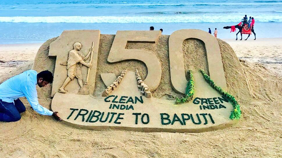 Sudarsan Pattnaik pays sand art tribute to Mahatma Gandhi—See pics