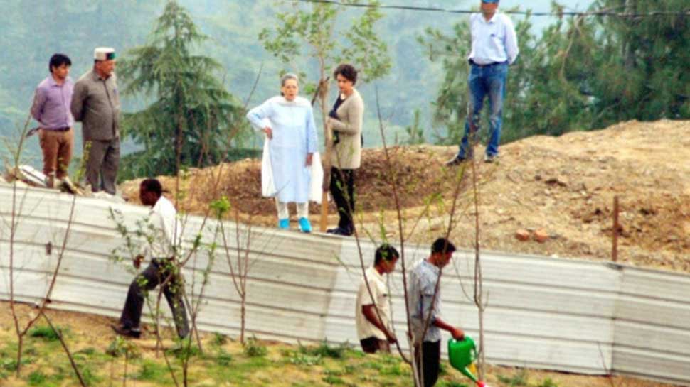 Priyanka Gandhi visits house in Shimla, may finally have &#039;griha pravesh&#039; on Diwali