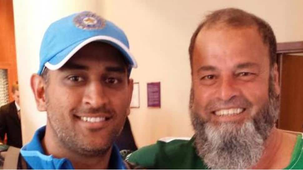 Asia Cup 2018 Final: Dhoni gifted Pakistan fan Bashir Chacha an Indian jersey