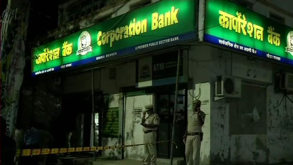 Cashier shot dead, bank looted by 4 men in Delhi&#039;s Dwarka