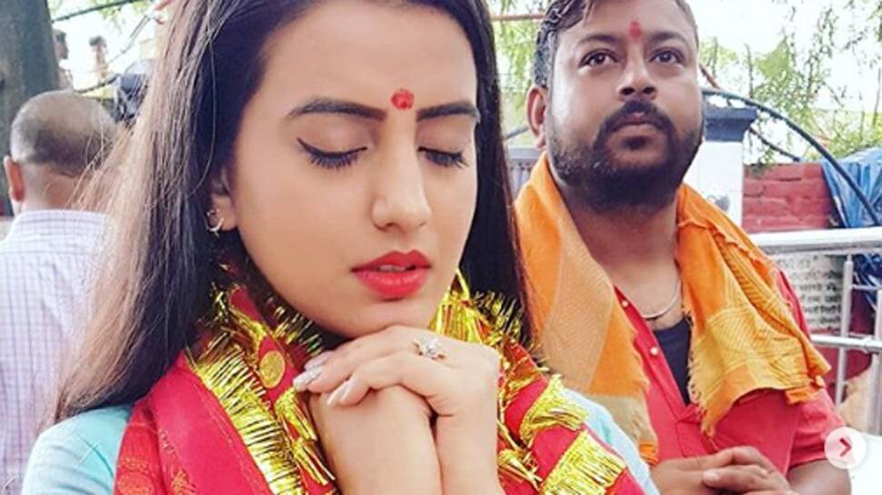 Akshara Singh seeks divine blessings at Chinnamasta Temple during Navratri—See pics