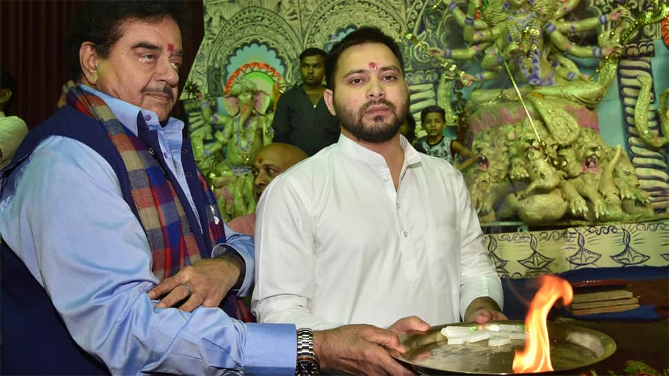 Shatrughan Sinha performs Tejashwi Yadav&#039;s &#039;rajyabhishek&#039; at Durga Puja pandal