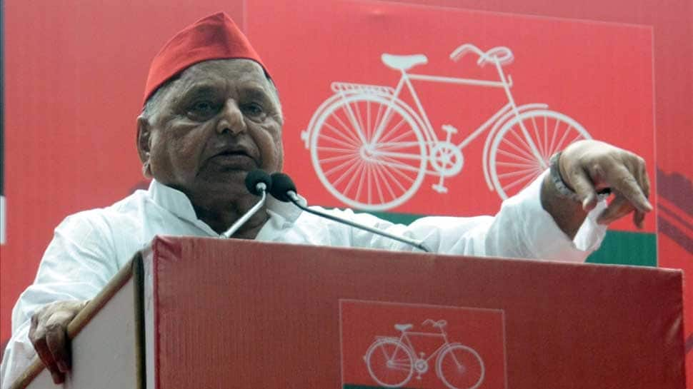 At Samajwadi Party office, Mulayam Singh Yadav asks partymen to fight &#039;conspiracies&#039;, communalism