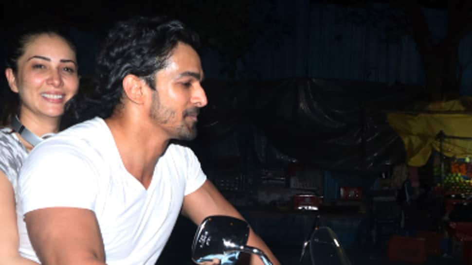 Kim Sharma-Harshvardhan Rane sneak out a scooty ride at night, paps go crazy clicking them!