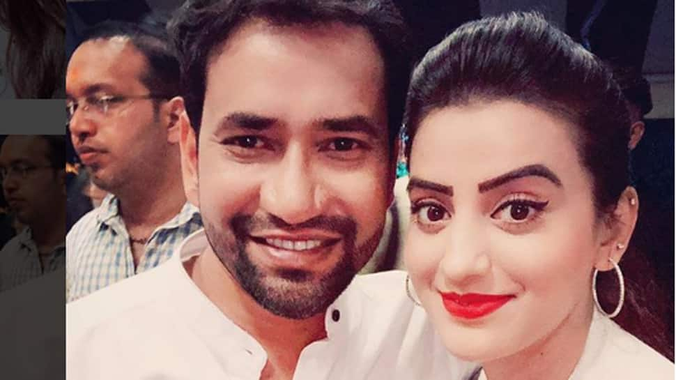 Akshara Singh and Dinesh Lal Yadav aka Nirahua&#039;s selfie is breaking the internet-See pic