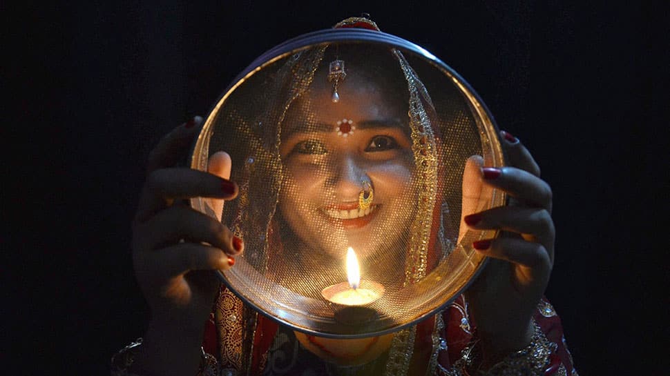 Karwa Chauth 2018: Moonrise timings in Delhi, Gurgaon, Mumbai, Amritsar, Chandigarh, Jammu