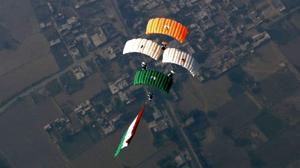 IAF&#039;s Akash Ganga, bearing India flag, undertakes challenging air canopy formation in Agra