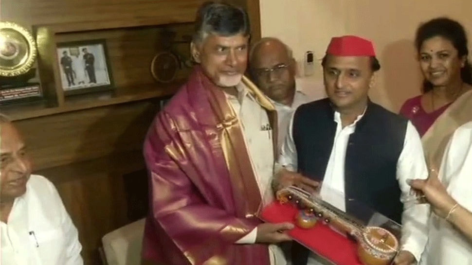 Ahead of Assembly polls, Chandrababu Naidu meets Mulayam Singh, Akhilesh Yadav in Delhi