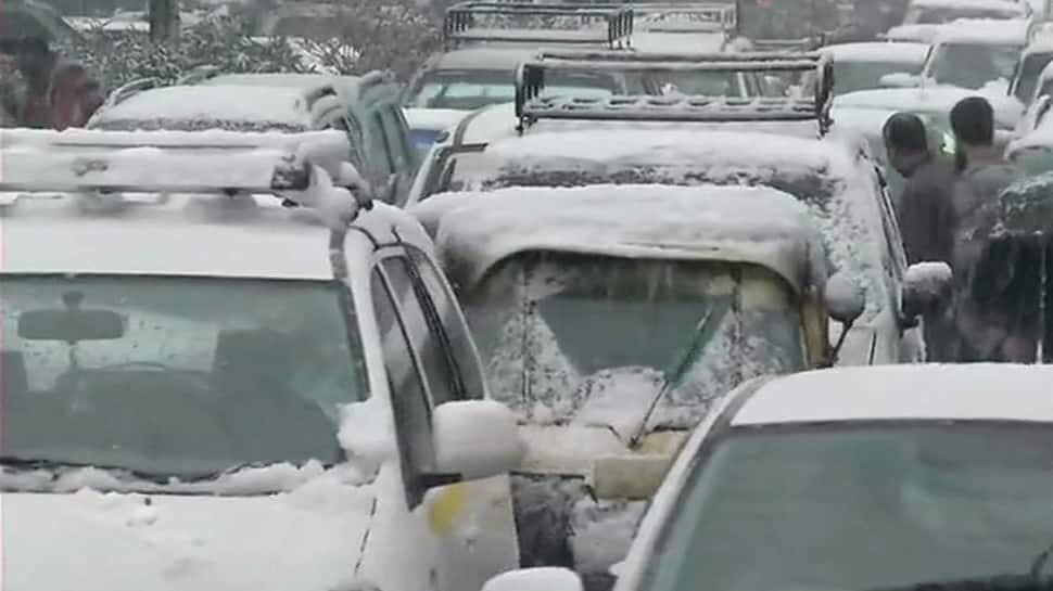 Kashmir Valley cut off due to heavy snowfall, several flights cancelled