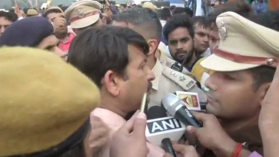 BJP supporters led by Manoj Tiwari, AAP members clash at inauguration of Delhi&#039;s Signature Bridge - Watch