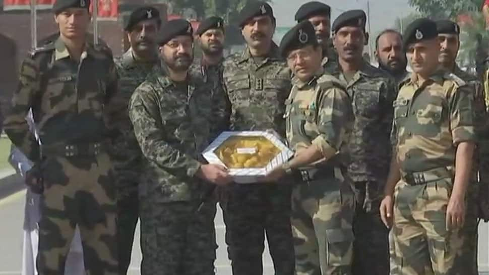 Diwali 2018: BSF and Pakistan Rangers excahnge sweets at Attari-Wagah border