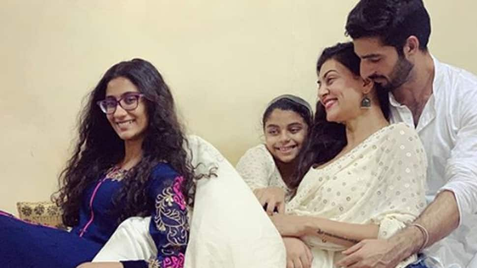 Sushmita Sen, Rohman Shawl and kids pose for family pics