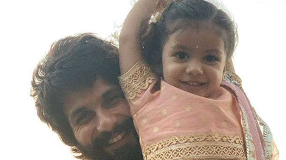 Shahid Kapoor poses with daughter Misha for a cutesy pic