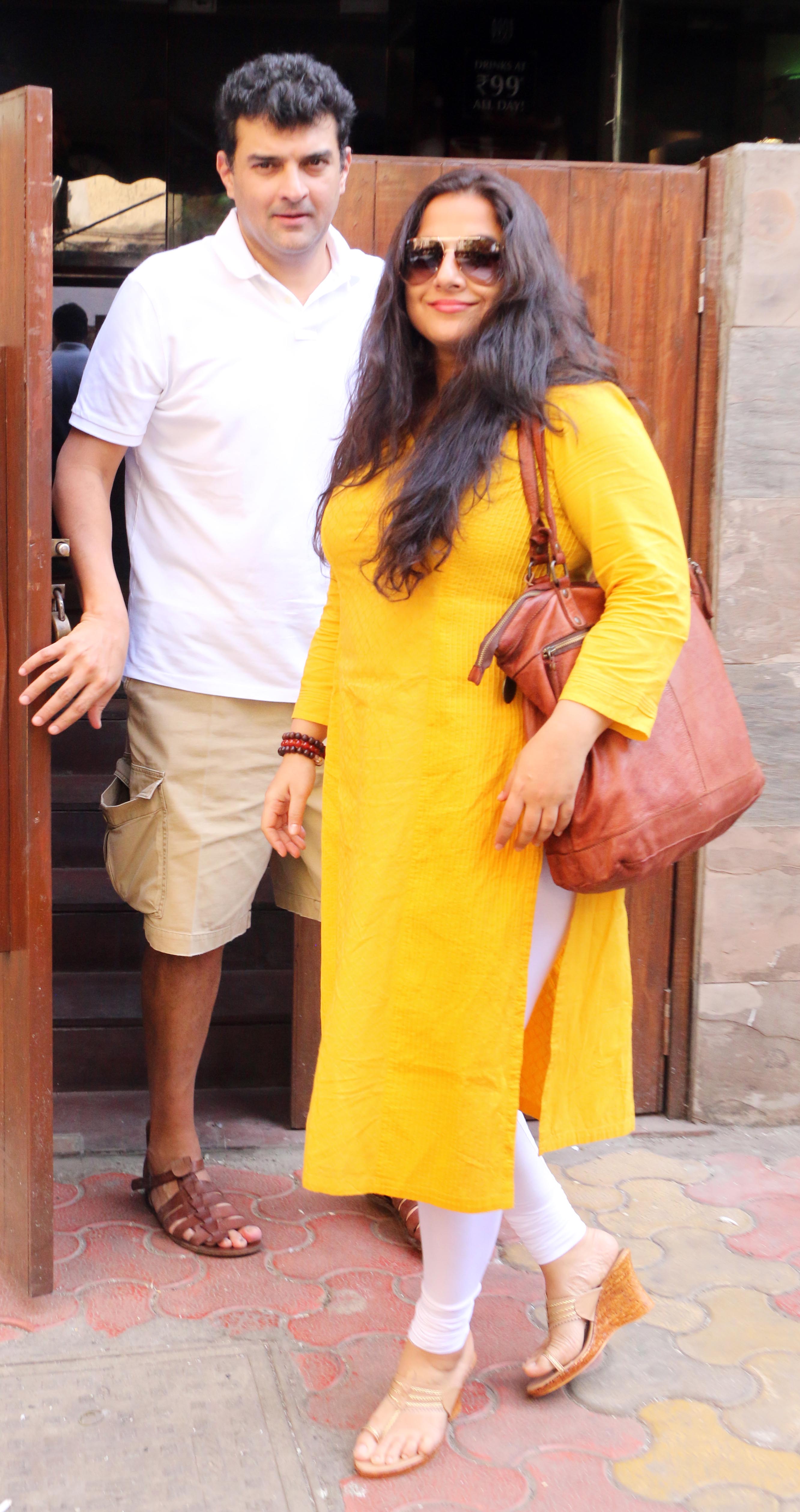 Photo Gallery Vidya Balan Spotted With Husband Siddharth Roy Kapur At Bandra News Zee News