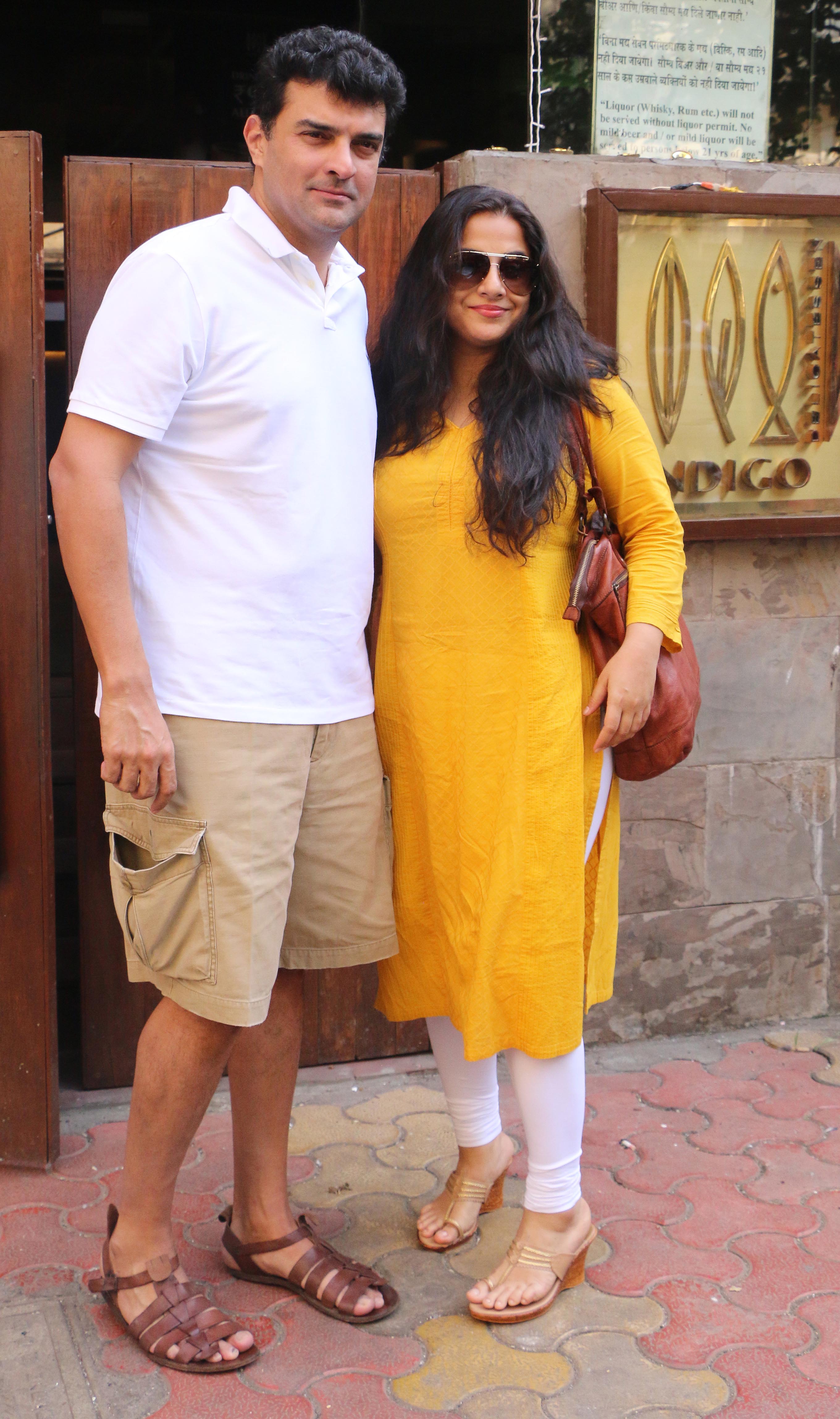 Photo Gallery: Vidya Balan spotted with husband Siddharth Roy Kapur at  Bandra | News | Zee News