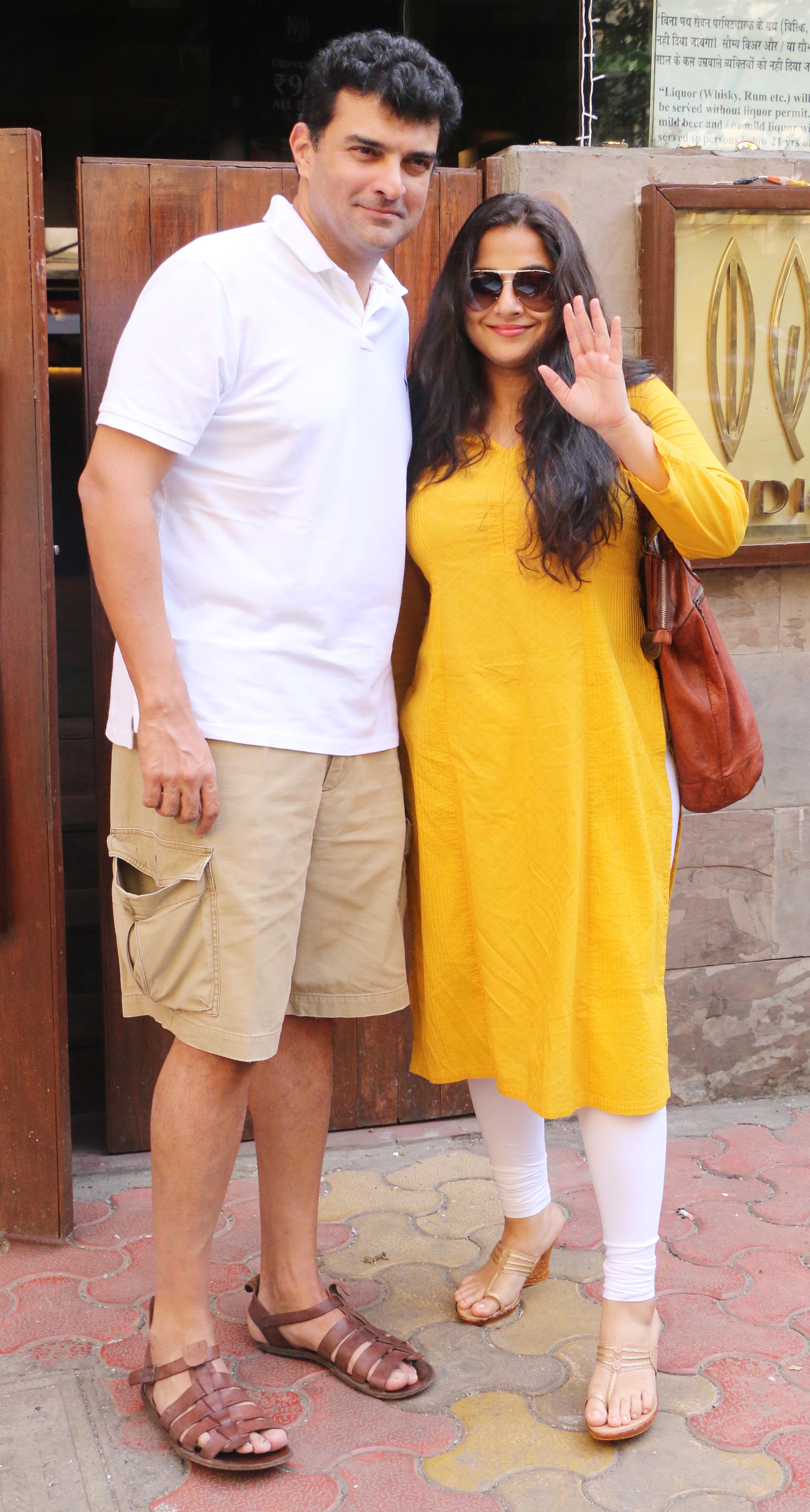 Photo Gallery Vidya Balan Spotted With Husband Siddharth Roy Kapur At Bandra News Zee News She was born on 1st jan 1979 in bombay, maharashtra, india. photo gallery vidya balan spotted with husband siddharth roy kapur at bandra news zee news