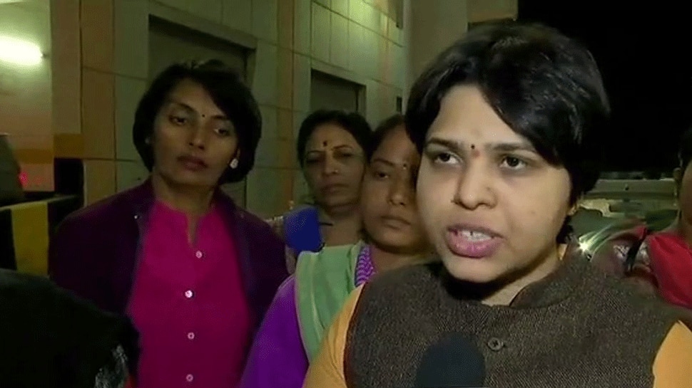 Activist Trupti Desai reaches Kerala to visit Sabarimala; protesters block airport exit