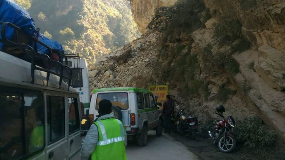 NH3 blocked due to landslide in Himachal&#039;s Banala, vehicles diverted to Manali