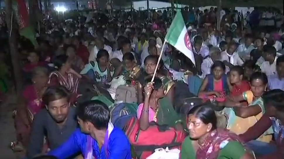 Farmer protest at Mumbai&#039;s Azad Maidan called off after getting assurance from Fadnavis