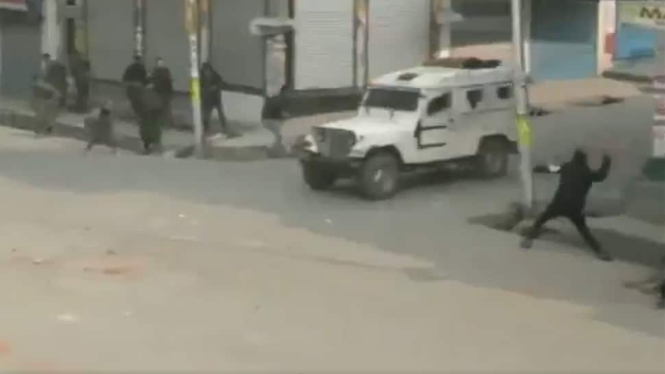 Protesters pelt stones on vehicles of security forces after encounter in Jammu and Kashmir&#039;s Shopian