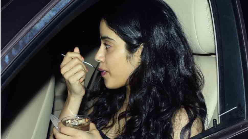 Janhvi Kapoor visits Arjun Kapoor at his Juhu residence — Pics inside