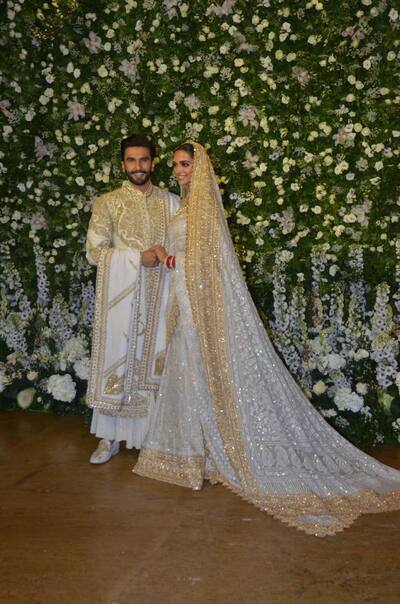 Deepika and Ranveer pose for pictures