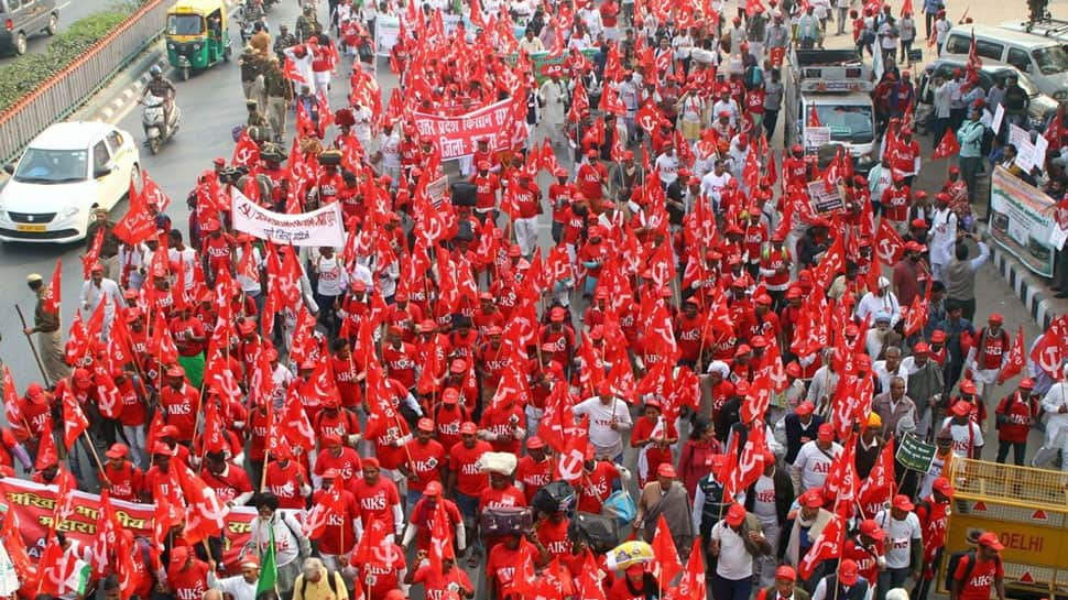 Ayodhya nahi, karz maafi chahiye: Farmers&#039; chant echo during Kisan Mukti March in Delhi