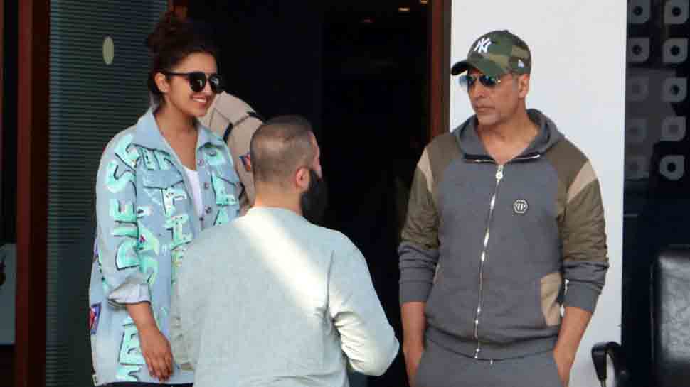 Akshay Kumar spotted with &#039;Kesari&#039; co-star Parineeti Chopra at private airport — Pics