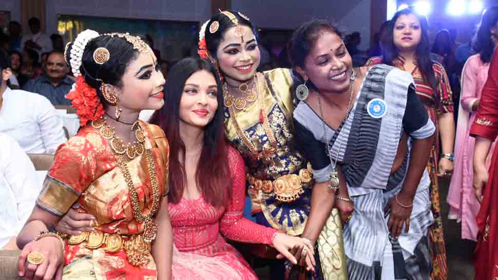 Aishwarya Rai Bachchan celebrates Christmas with children suffering from cancer 