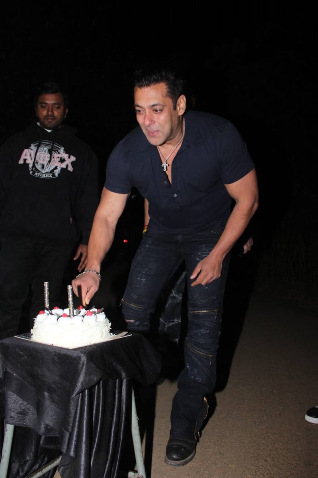 Salman birthday cake cutting