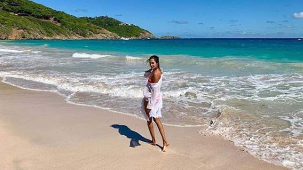 Lisa Haydon turns up the heat in a bikini-See pic