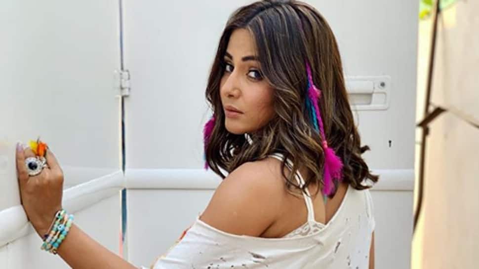 Hina Khan adds a &#039;colorful&#039; twist to her hairdo-See pic