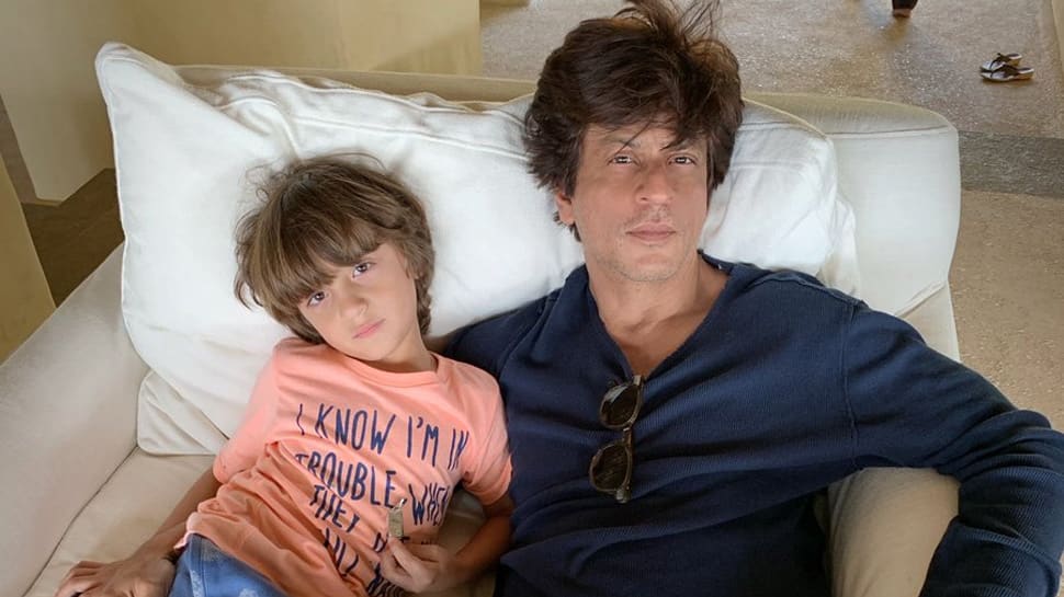 Shah Rukh Khan&#039;s pic with son AbRam will give you lazy Sunday vibes