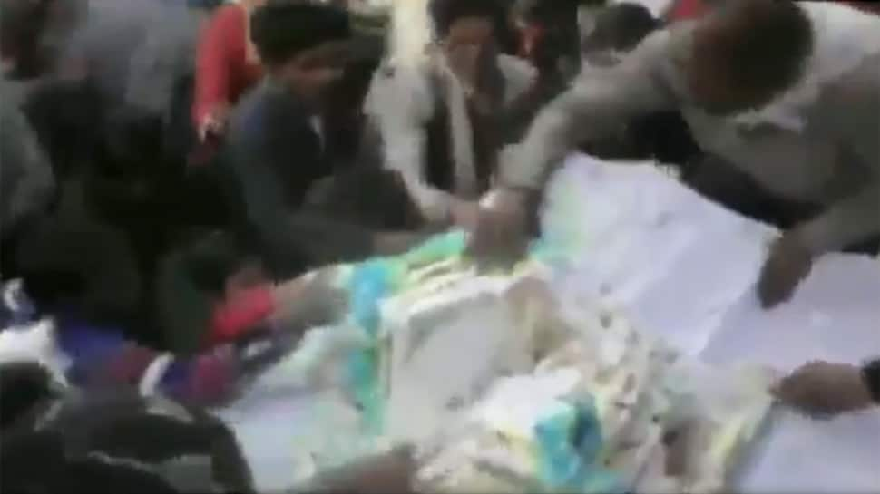 Watch: People &#039;loot&#039; Mayawati&#039;s multi-layered birthday cake