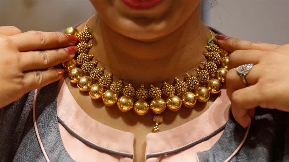 Gold gains on jewellers&#039; buying, silver steady