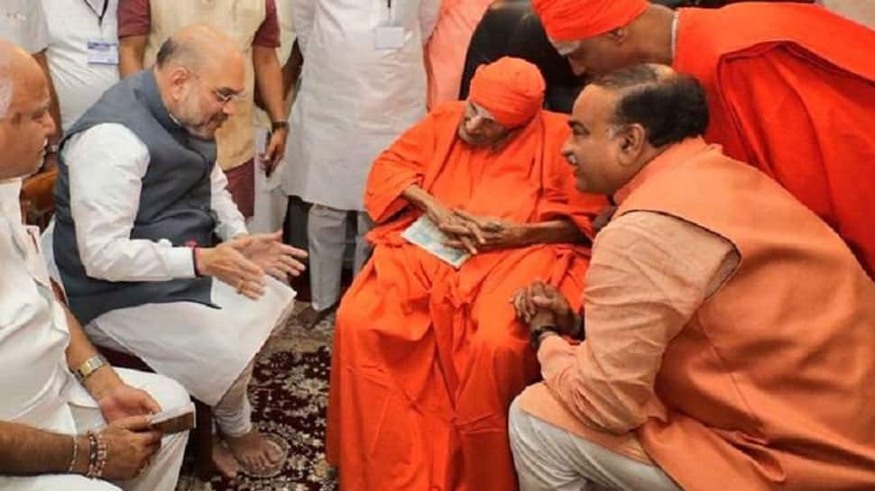 Devotees throng Sree Siddaganga math to pay tribute to Lingayat seer Shivakumara Swami, last rites at 4.30 pm on Tuesday