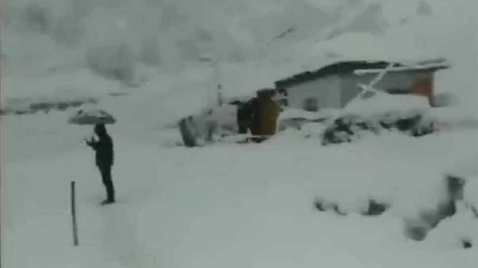 Avalanche hits Jawahar tunnel, Jammu-Srinagar highway closed