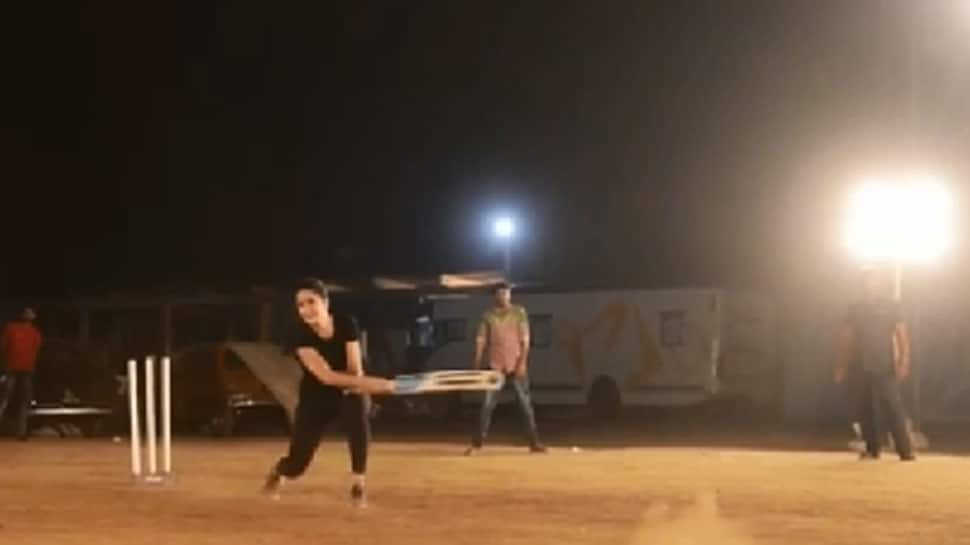 Katrina Kaif plays cricket on &#039;Bharat&#039; sets, asks Anushka Sharma for help, says &#039;Apna Time Ayega&#039; – Watch