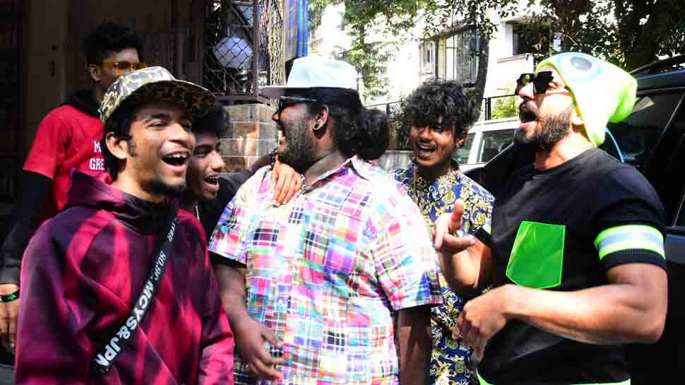 Ranveer Singh spotted rapping with his fans on &#039;Mere Gully Mein&#039; outside dubbing studio — Pics inside