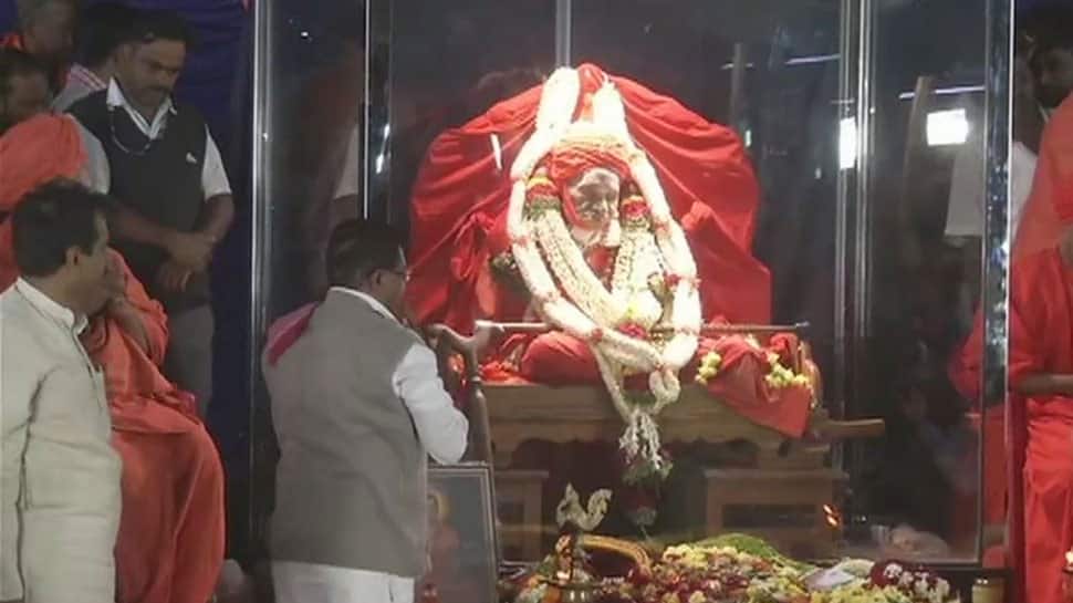 Revered seer Shivakumara Swami of Siddaganga mutt laid to rest, lakhs bid tearful adieu to &#039;Walking God&#039;