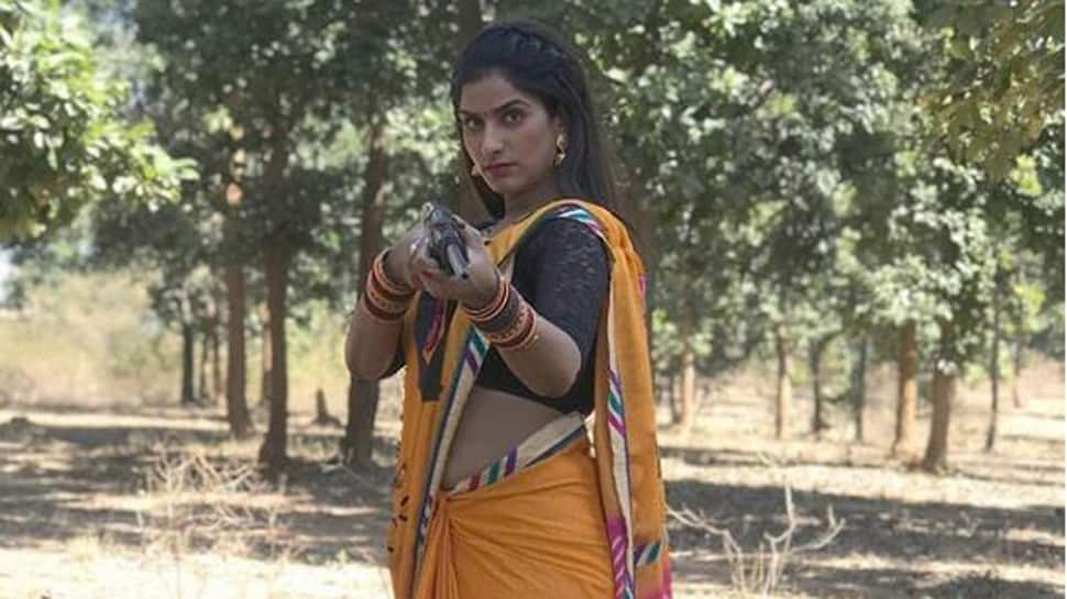 Sultry Poonam Dubey takes aim with a rifle-See pic