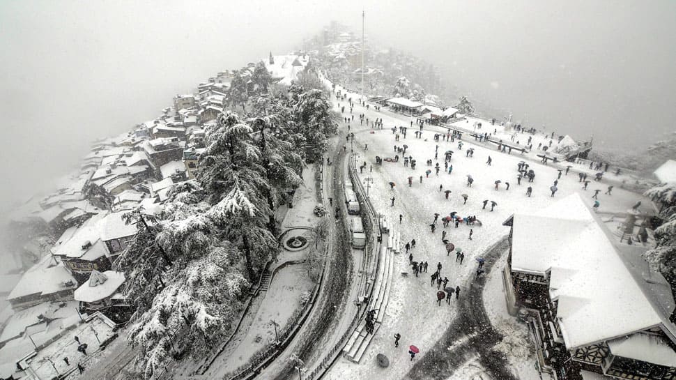 North India hit by heavy snowfall, rains; avalanche claims 2 lives in J&amp;K