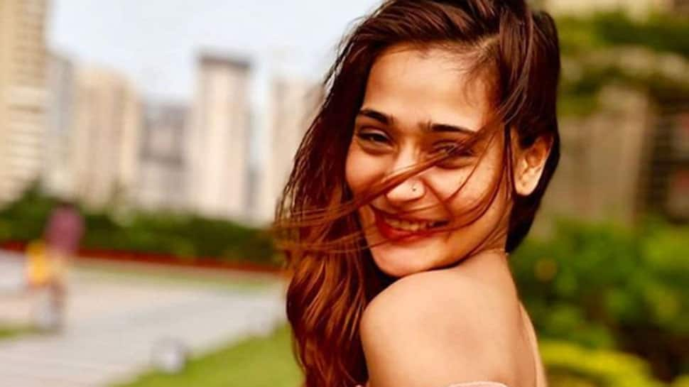 I believe in living the character, says Sara Khan