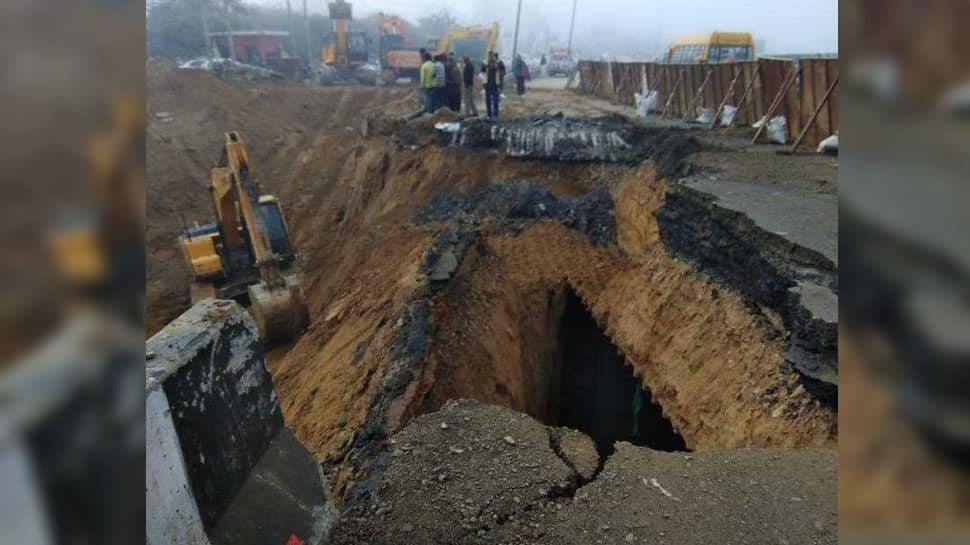 Road caves-in near Mahipalpur underpass; commuters face traffic snarls