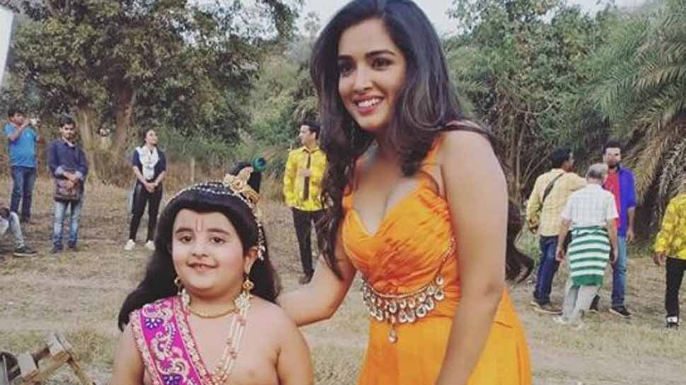 Amrapali Dubey&#039;s pic with this cute &#039;Bal Krishna&#039; is breaking the internet-See inside