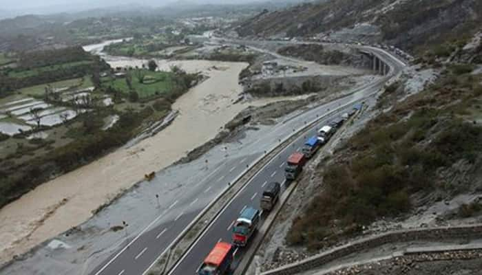 One-way traffic restored on Jammu-Srinagar Highwway