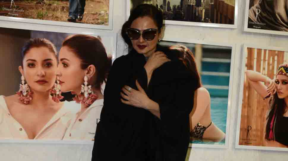 Rekha accidentally poses in front of Amitabh Bachchan&#039;s photo and her reaction is hilarious — Watch 