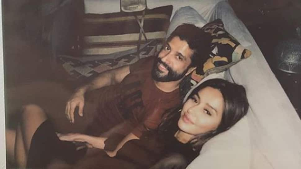 Farhan Akhtar&#039;s little love note for girlfriend Shibani Dandekar spills romance—See pic